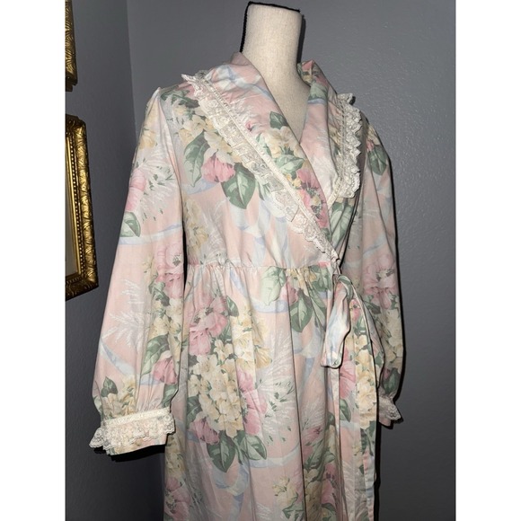 VTG 80s Komar Floral Lace House Robe Dress Cottage Granny Victorian Pockets SZ M - Picture 2 of 16